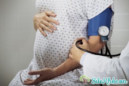 Huyết áp thấp gây giảm lượng máu lưu thông đến thai nhi