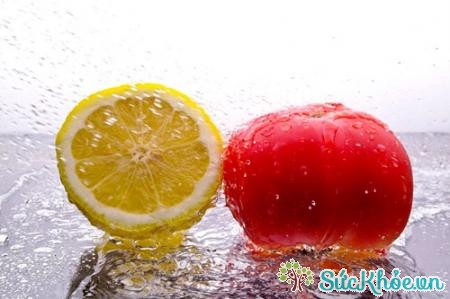 Làm trắng da bằng cách sử dụng cà chua và nước cốt chanh