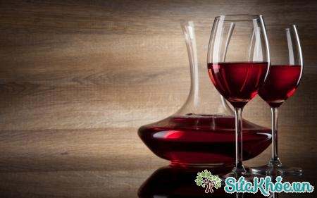 Thời điểm tốt để uống rượu vang đỏ là buổi tối muộn