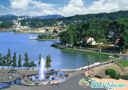 Hồ Xuân Hương là hồ đẹp nằm giữa trung tâm thành phố