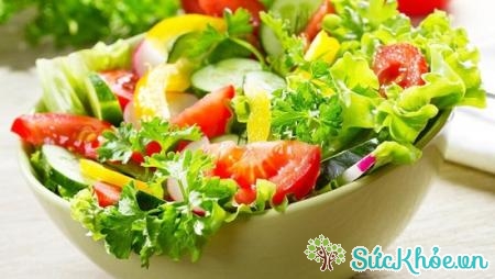 Chế độ ăn cho người viêm bàng quang không nên có salad