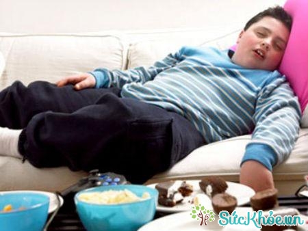 Ngủ ngay sau bữa tối là một thói quen xấu làm tăng cân