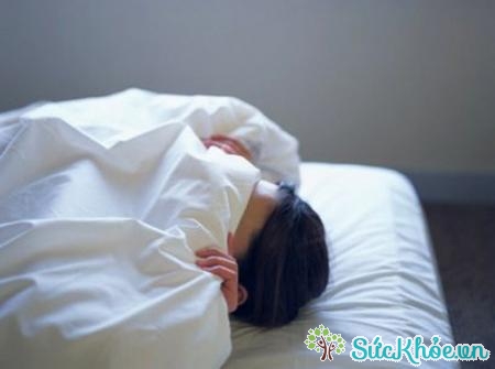 Trùm kín mặt khi ngủ là thói quen gây hại não