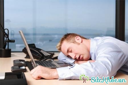 Buồn ngủ và mệt mỏi, thậm chí còn ngủ tại nơi làm việc