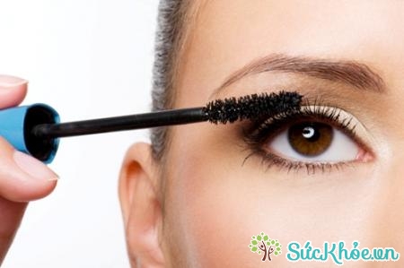 Lạm dụng trang điểm mắt có thể gây hại cho mắt
