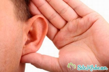 Một trong những biểu hiện của bệnh là rối loạn thính giác
