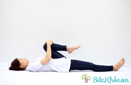Bài tập kéo căng đầu gối là bài tập tránh đau lưng hiệu quả