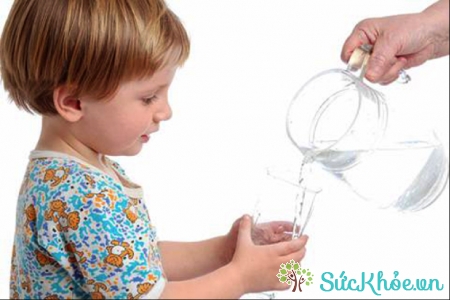 Cho bé uống nhiều nước để khắc phục tình trạng dị ứng ngoài da ở trẻ em