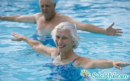 Bơi lội thường xuyên giúp giảm nồng độ đường máu