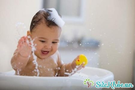 Vệ sinh sạch sẽ cho trẻ để tránh nhiễm khuẩn