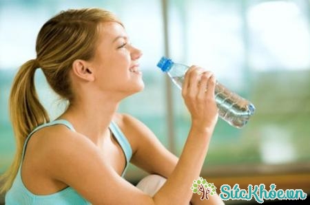 Nước có tác dụng làm loãng đờm, tránh khó thở cho người bệnh viêm phế quản cấp