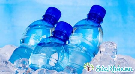 Khi đi du lịch, bạn nên sử dụng nước đóng chai để phòng ngừa viêm dạ dày ruột cấp tính