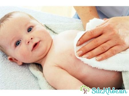 Bố mẹ nên tắm nước ấm cho bé đỡ ngứa