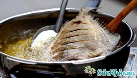 Cách rán cá ngon là khi rán bạn có thể thêm chút muối vào dầu ăn