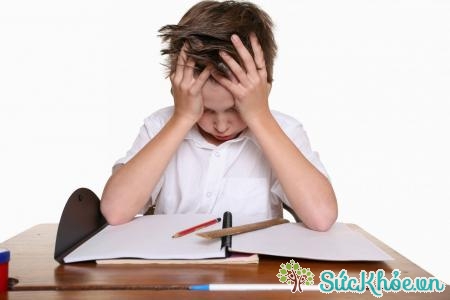 Áp lực học hành có thể là nguyên nhân đau dạ dày ở trẻ