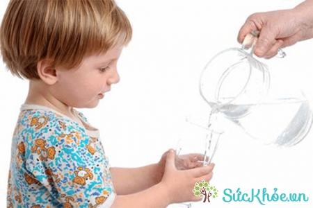 Cho bé uống nhiều nước là mẹo chữa đau dạ dày cho bé hữu hiệu