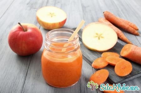 Sử dụng sinh tố cà rốt là cách chữa táo bón bằng cà rốt hiệu quả
