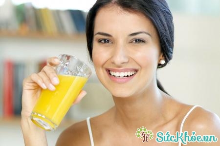 Uống nước cam, chanh rất tốt cho người bệnh
