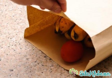 Cho trái cây vào túi giấy là cách làm trái cây nhanh chín hiệu quả