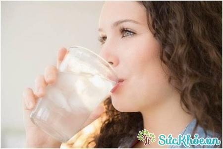 Uống đủ nước mỗi ngày là cách phòng ngừa viêm bàng quang dễ nhất