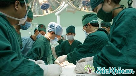 Phẫu thuật là phương pháp điều trị ung thư đại tràng giai đoạn đầu thường dùng nhất