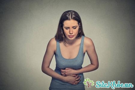 Đau bụng đột ngột là một trong những triệu chứng của bệnh