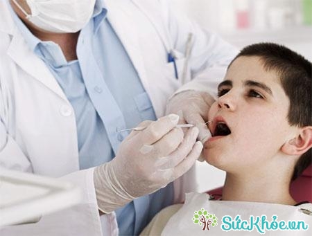Tránh nhổ răng trong điều trị xuất huyết giảm tiểu cầu tự miễn