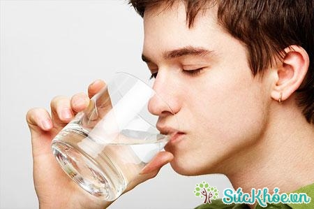 Uống nhiều nước cũng là mẹo giúp tỉnh táo bạn có thể áp dụng