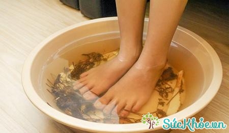 Ngâm chân và tay với nước ấm trước khi đi ngủ để giữ ấm