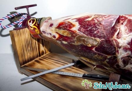 Thịt đùi lợn muối và xông khói Jamon Iberico cũng là một trong những loại thịt đắt nhất thế giới
