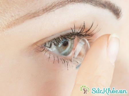 Để phòng ngừa khô mắt, hãy chú ý dùng kính áp tròng đúng cách