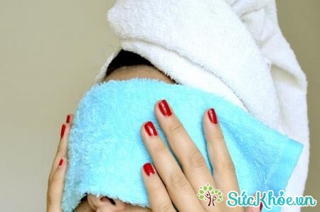 Đắp mắt bằng khăn ấm là mẹo chữa đau mắt đỏ tại nhà hiệu quả