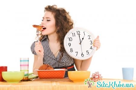Ăn uống đúng giờ và hạn chế đồ ăn chua cay để hạn chế bệnh nặng hơn