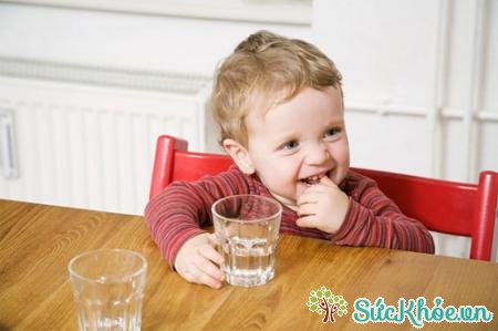 Nên cho bé uống nước lọc thay vì nước ép hoa quả ngọt