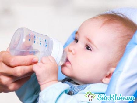 Khi trẻ mắc viêm tiểu phế quản cần bổ sung thêm nước cho trẻ