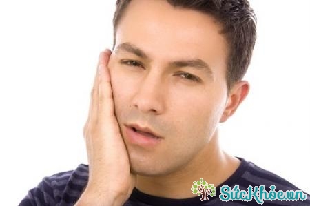 Khi bị viêm xoang hàm mạn người bệnh thường mệt mỏi và nhức đầu