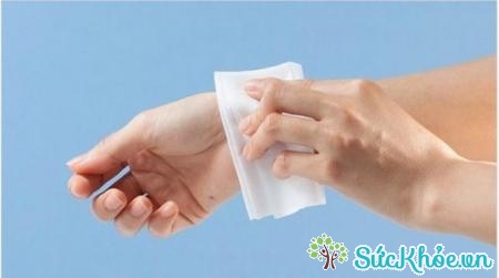 Đắp khăn ướt là cách chữa mề đay tại nhà rất đơn giản