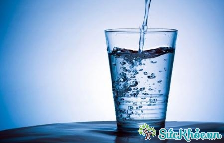 Nước uống tinh khiết là một thực phẩm tốt cho mắt khô