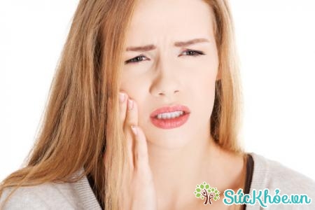 Triệu chứng viêm xoang hàm do răng người bệnh sẽ thấy đau mặt âm ỉ