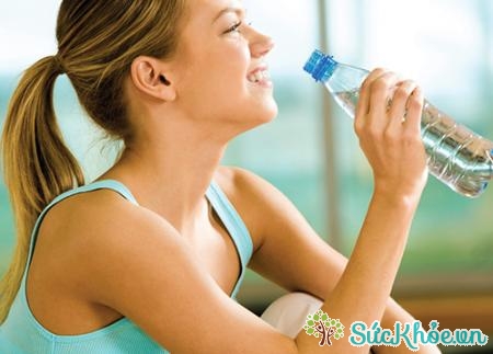 Uống đủ nước là một cách giảm cân trước ngày cưới hữu hiệu