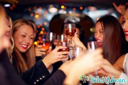 Tránh uống rượu giúp ngăn ngừa mãn kinh sớm