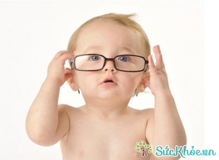 Chữa trị tật khúc xạ đặc biệt ở trẻ em nên thường xuyên kiểm tra mắt và tăng cường vitamin A