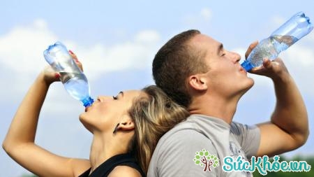 Uống nước đúng cách là cách giải nhiệt cơ thể hiệu quả