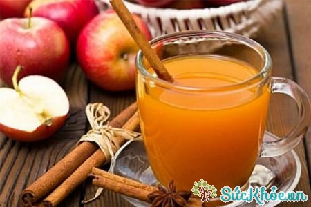 Mật ong và nước ép táo cũng giúp chữa hôi miệng