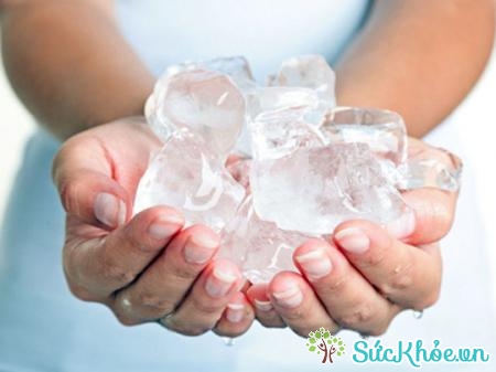 Massage ngực với đá lạnh có tác dụng làm mát tế bào mỡ dưới da