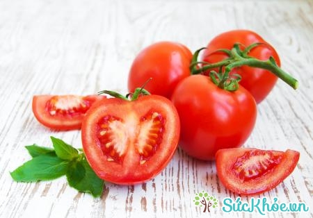 Trong cà chua có vitamin A rất tốt cho móng tay
