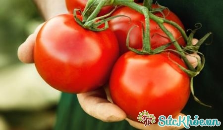 Trong cà chua có tính axit giúp trị mụn hiệu quả