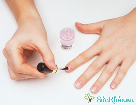 Sử dụng sơn dưỡng móng tay là một cách làm móng tay nhanh dài
