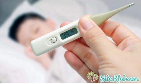 Ở trẻ sơ sinh và trẻ nhỏ dấu hiệu điển hình của bệnh là sốt cao