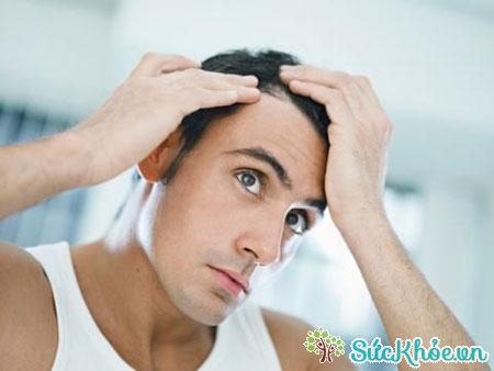 Rụng tóc là một trong những triệu chứng ở giai đoạn 2